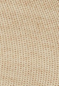 Tissu tricoté beige avec une texture lisse et des lignes diagonales subtiles, affichant un motif homogène sur toute la surface.