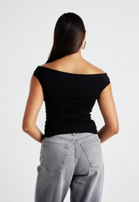 Weekday RUCHED OFF SHOULDER - Apdrukāts T-krekls - black