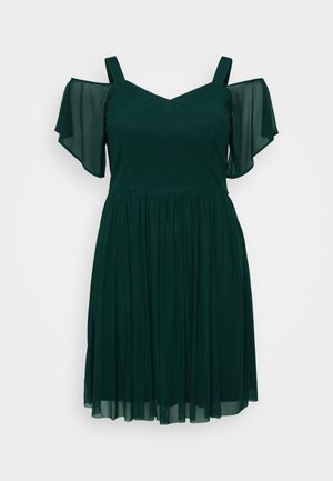 Robe vert foncé avec un décolleté en V, des manches courtes à épaules dénudées et une jupe fluide mi-longue en tissu léger.
