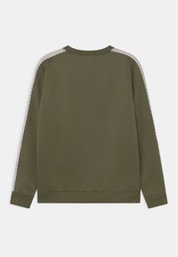 Olivgrön sweatshirt med rund hals, mjuk textur och kontrasterande ljusa ränder längs axlarna. Enkelt design, utan dekorationer.