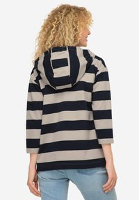 Felpa con cappuccio a righe orizzontali blu navy e beige, caratterizzata da un taglio rilassato, maniche a tre quarti e un morbido tessuto in misto cotone.