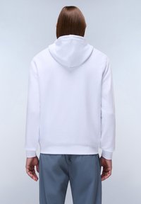 Sudadera blanca con capucha, de textura suave, ajuste relajado y puños acanalados. Diseñada con un bolsillo tipo canguro y un estilo minimalista.