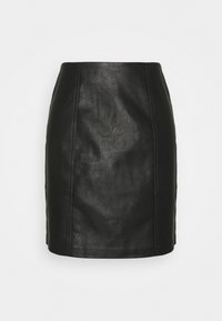 Svart läderkjol med en åtsittande design, som har subtil textur, vertikala sömmar och rak fåll. Inga synliga beslag eller detaljer.