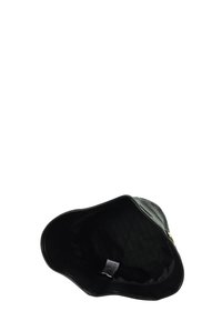 Cappello a secchiello nero visto dall'alto, che mette in risalto il suo tessuto interno e l'etichetta del marchio visibile all'interno.