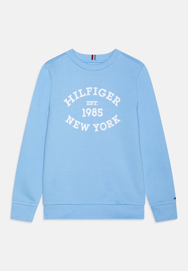Felpa azzurra chiara con scollatura rotonda, testo bianco "HILFIGER EST. 1985 NEW YORK", polsini e orlo a costine, e piccolo logo sull manica.