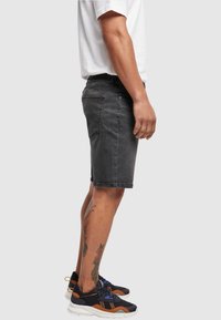 Urban Classics Kratke hlače od trapera - real black washed