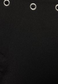 Fekete, sima tapintású szövet, tetején két fémszemmel, amely alkalmas tárgyak felakasztására vagy rögzítésére.