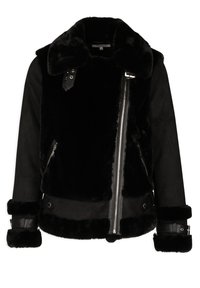 Černá bunda z umělé kožešiny a hladkého semiše s páskem v pase, zipovým zapínáním a manžetami s koženými akcenty; límec je také z umělé kožešiny.