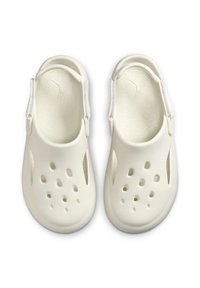 Białe klapki z tworzywa sztucznego z otworami wentylacyjnymi, grubą podeszwą i regulowanymi paskami na pięcie dla pewnego dopasowania. Gładka faktura i ergonomiczny kształt.