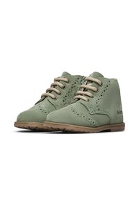 Stivaletti alla caviglia in suede verde con design perforato, lacci beige e suola in gomma flessibile, dotati di tacco basso e dettagli in cucitura.