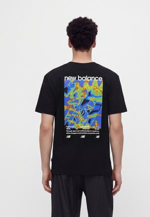 Άτομο με σγουρά μαλλιά που φοράει μαύρο T-shirt New Balance με πολύχρωμο αφηρημένο σχέδιο και κείμενο στην πλάτη.