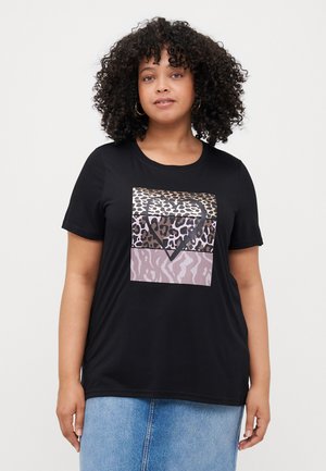 Tricou negru cu mâneci scurte, având un design grafic cu imprimeuri de animale și o formă de inimă în nuanțe variate de brun și roz.