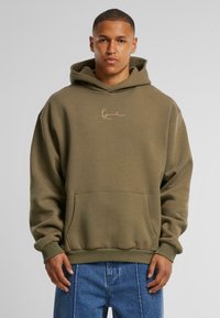 Olijfgroene hoodiesweater van een katoenmix, met een voorzak en geborduurd logo in lichte kleur. Ontspannen pasvorm met ribgebreide manchetten.