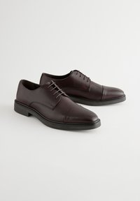 REGULAR FIT - Elegantné šnurovačky - brown