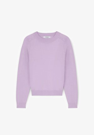 Fioletowo-lawendowy sweter z długim rękawem i okrągłym dekoltem, z ozdobnymi ściągaczami przy mankietach i na dole, pokazany na płasko na białym tle.