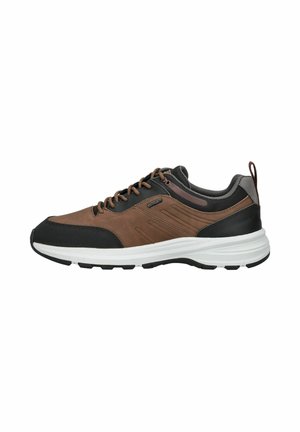 Baskets sportives avec tige synthétique marron, accents noirs, semelle rembourrée et détails texturés sur les côtés. Fermeture à lacets.