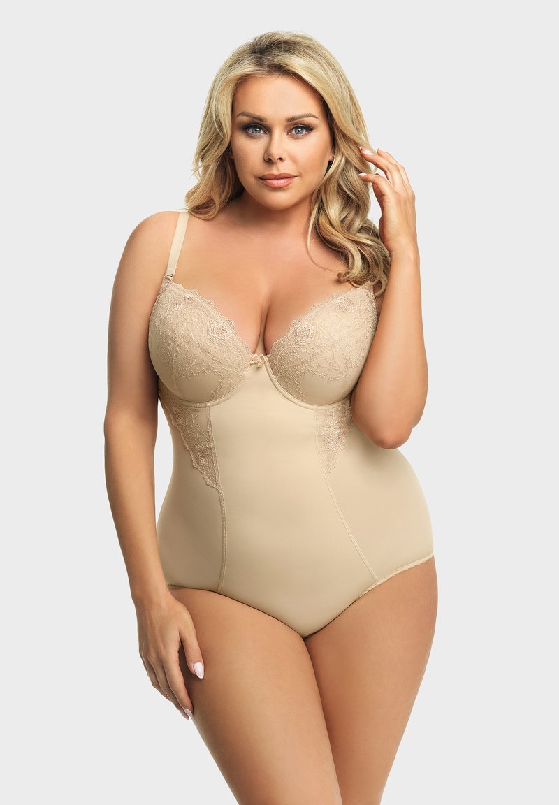 Beige shapewear bodysuit met kantdetails, voorzien van beugelkcups, verstelbare banden, een gladde textuur en een nauwsluitend ontwerp voor ondersteuning.