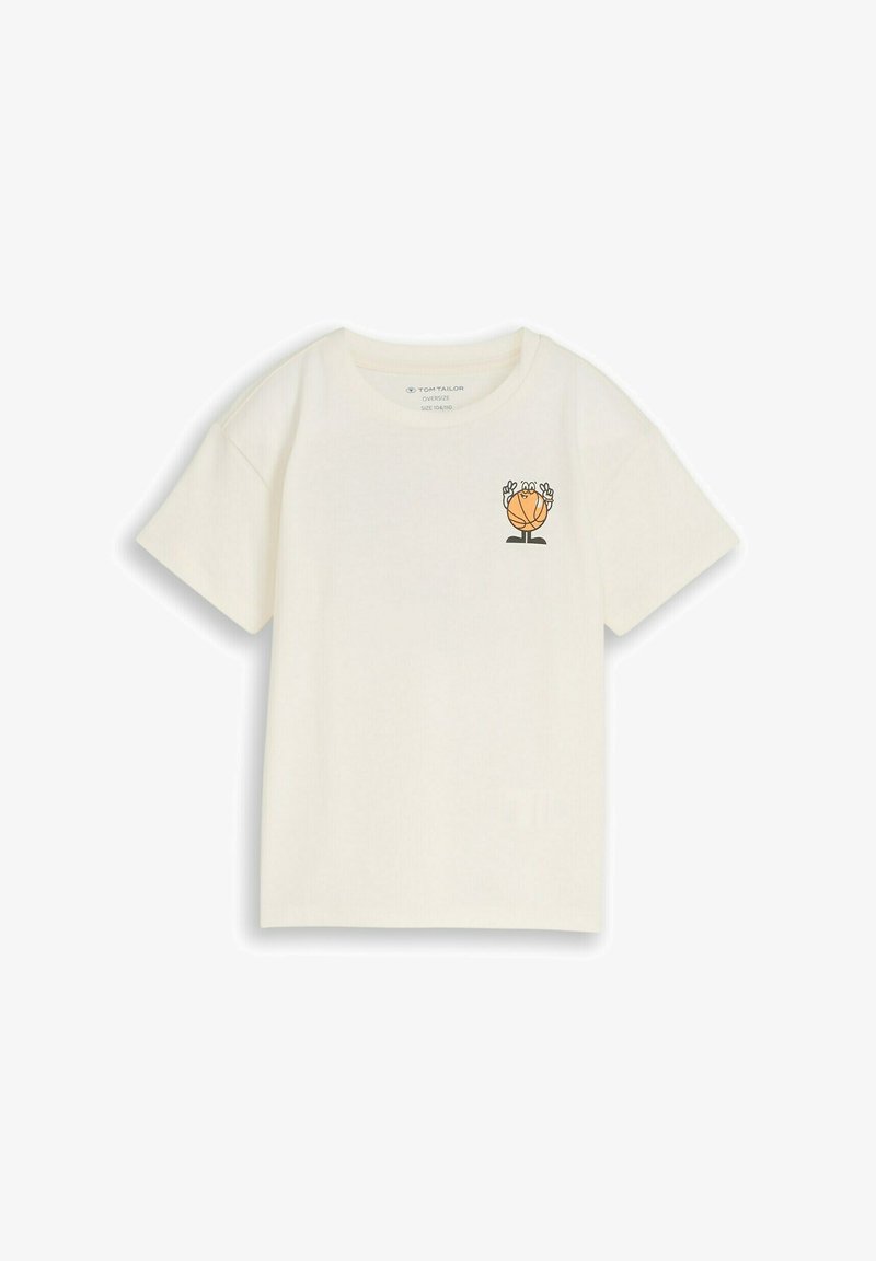 T-shirt blanc oversize avec un petit personnage de dessin animé de basket-ball imprimé faisant le signe de la paix sur le côté supérieur gauche de la poitrine.
