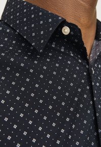 Jack & Jones JJJOE PRINT SHIRT - Svečana košulja - black/ditsy