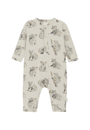 Une combinaison en coton beige clair avec un imprimé de koala répété dans des teintes grises et brunes atténuées, dotée de manches longues et de boutons sur le devant.