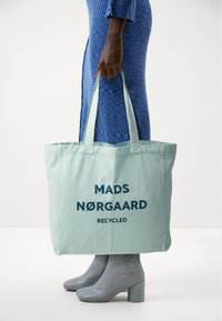 Mads Nørgaard BOUTIQUE ATHENE BAG - Pirkinių krepšys - surf spray