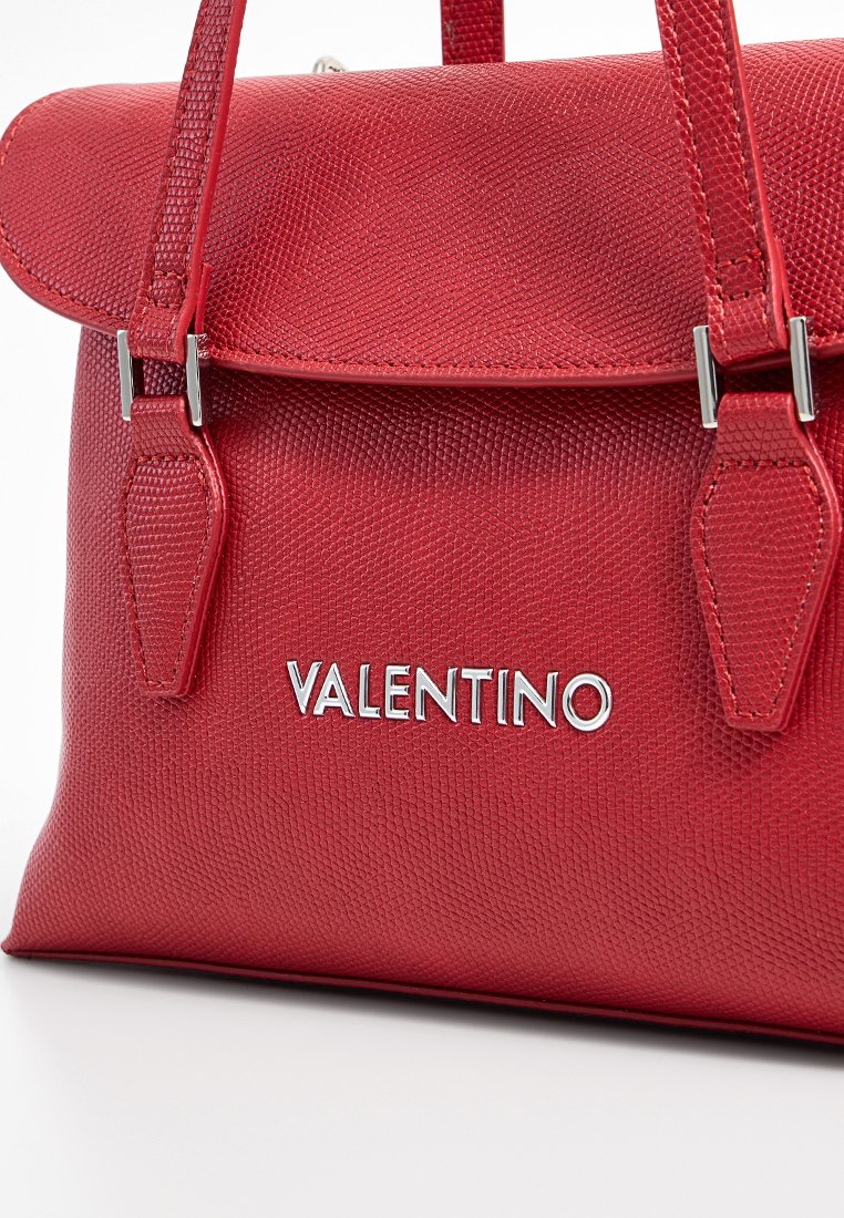 Czerwona, teksturowana skórzana torebka z zakrzywioną klapą, srebrnym okuciem i wytłoczonym logo "VALENTINO" z przodu. Trwała i strukturalna konstrukcja.