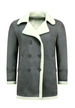 Donkergrijze dubbelgeknoopte winterjas met witte fleece voering zichtbaar bij de kraag, vooropening, manchetten en zoom, en met zijzakken.