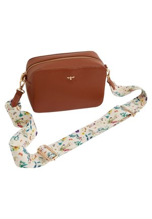 Brun læder crossbody taske med gyldent lynlås og bred hvid rem dekoreret med farverige blomsterprint.
