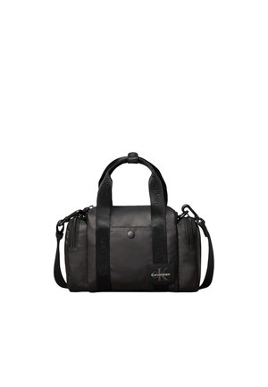 Schwarze Calvin Klein Reisetasche mit zwei Griffen, verstellbarem Schultergurt, Fronttasche mit Druckknopf und Logo-Patch auf weißem Hintergrund.