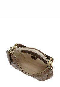 Borsa a tracolla in pelle marrone con design trapuntato, finiture dorate e chiusura con zip. L'interno presenta una fodera beige e molteplici tasche.
