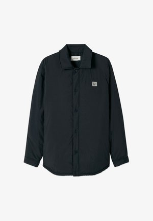 Chaqueta negra ligera con un diseño de botón en el frente, gran collar y un pequeño parche con logo en el pecho izquierdo. Textura suave y mangas largas.