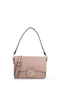 Beige leren handtas met een klepdesign, zilveren hardwareaccenten en een verstelbare schouderband. Glad textuur met een strakke afwerking.