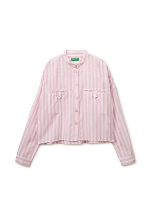 Różowo-biała koszula w pionowe paski z długimi rękawami, zapinana na guziki, z kołnierzykiem typu stójka oraz dwie przednie kieszenie na piersi z guzikami.