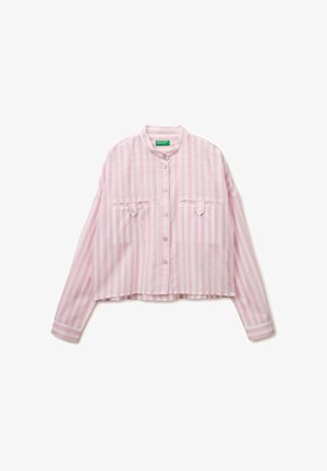 Różowo-biała koszula w pionowe paski z długimi rękawami, zapinana na guziki, z kołnierzykiem typu stójka oraz dwie przednie kieszenie na piersi z guzikami.