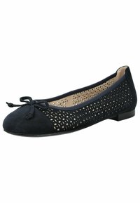 Ballerine in suede blu navy con lati perforati, dettaglio a fiocco sulla punta e tacco basso. L'interno presenta una soletta imbottita per il massimo comfort.