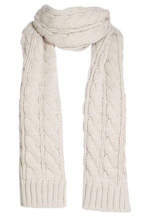 Kremowy, dziergany szalik z grubym warkoczowym wzorem kablowym i ściągaczami na końcach, luźno złożony u góry.