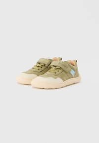 Πράσινα σουέντ αθλητικά παπούτσια με μπεζ λαστιχένιες σόλες, διαθέτουν λουράκι με βέλκρο, υφασμένες πλευρές και ανοιχτό μπλε λεπτομέρειες.