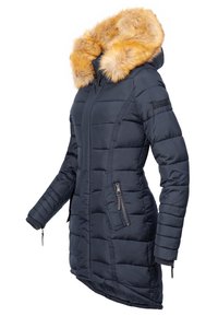 Marinblå vadderad jacka med avtagbar fuskpälshuva, dragkedjefickor och ribbade ärmslut, med en figurnära design och horisontell sömnad.