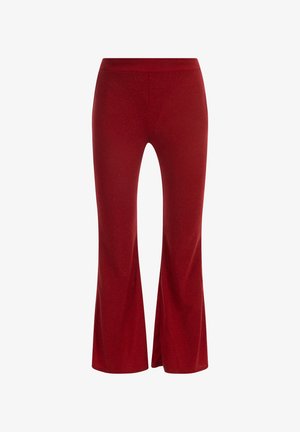 Karmiinpunased laienevad püksid, mis on valmistatud tekstuurilisest, säravast kangast. Disain sisaldab paremat vööd ja laienevaid sääri, luues sujuva silueti.