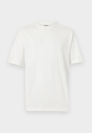 Jednoduché biele tričko s krátkym rukávom a okrúhlym výstrihom s rebrovaným golierom, zobrazené na svetlosivom pozadí.