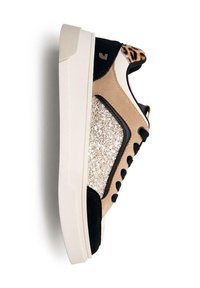 Sneaker con una parte superiore in suede nero e beige, pannello in glitter scintillante, dettagli in stampa leopardata e suola in gomma bianca.