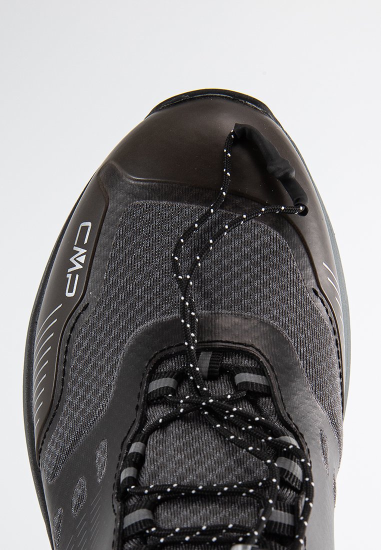 Chaussure de sport noire et grise avec une tige texturée, un bout arrondi, des lacets élastiques et un embout renforcé portant un logo sur le côté.