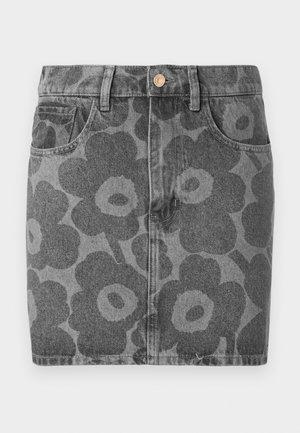 Pilkos džinsinės sijonas su juodu gėlių raštu. Yra dvi priekinės kišenės, mygtukų uždarymas ir tiesus kirpimas.