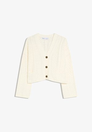 Krémový pletený kardigán s vrkočovými vzormi, výstrih do V, tromi tmavými gombíkmi, dlhými rukávmi a dvoma prednými vreckami.