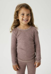 Pikemate käised mauve pajama särk, millel on pitsiga ääristatud kaelus, tekstureeritud kangas, koos sobivate püksidega, mõlemas on peened mustrid.