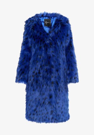 Cappotto in pelliccia eco-compatibile blu con macchie nere, caratterizzato da un colletto rotondo, maniche corte e una finitura morbida e testurizzata, che enfatizza un design audace.