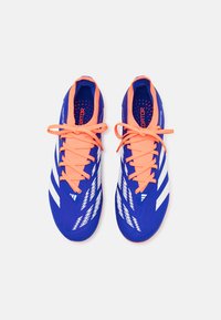 Blauwe voetbalschoenen met oranje veters, voorzien van een gestructureerde bovenkant en witte accentstrepen. Ontworpen voor wendbaarheid en controle op het veld.