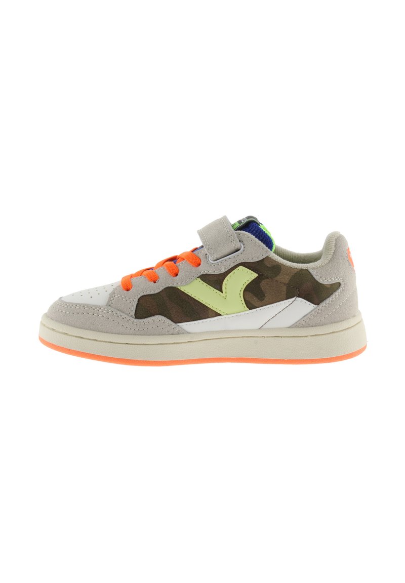Scarpa sportiva con tomaia in suede grigio e accenti in camouflage, lacci arancioni e una cinghia a strappo. Dettagli bianchi e verdi con suola in gomma.