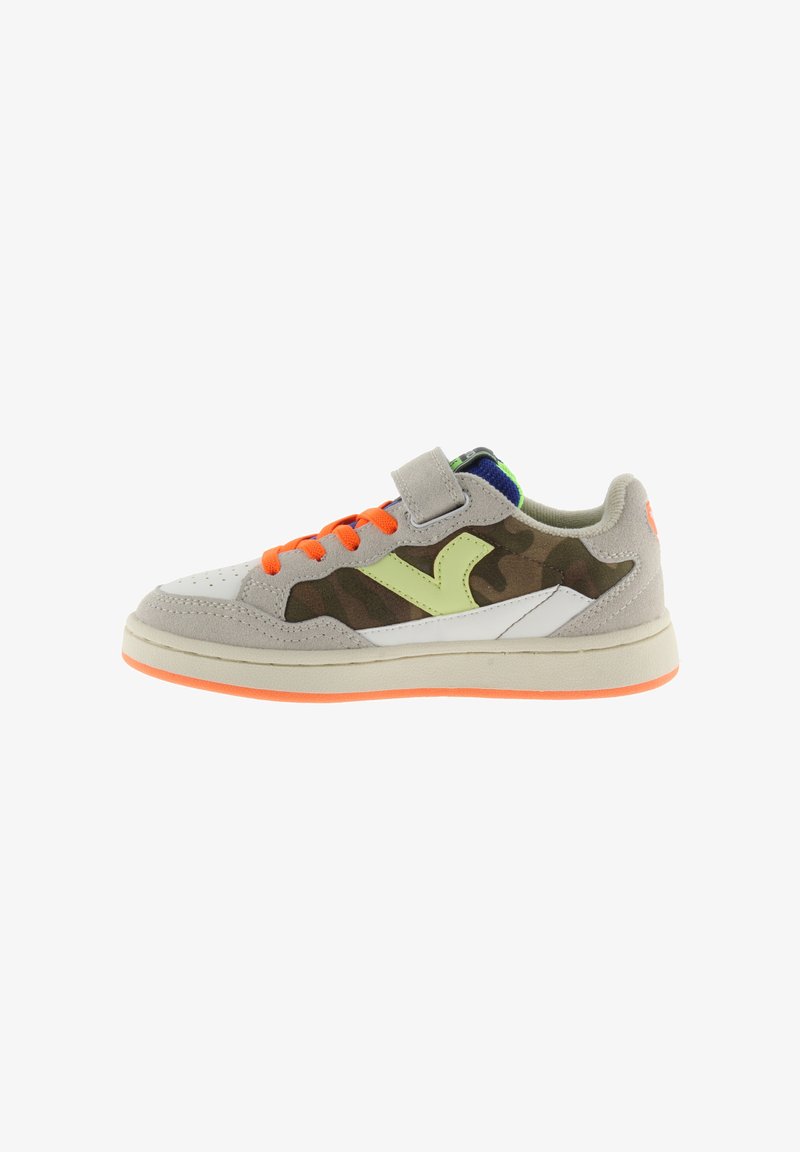 Scarpa sportiva con tomaia in suede grigio e accenti in camouflage, lacci arancioni e una cinghia a strappo. Dettagli bianchi e verdi con suola in gomma.