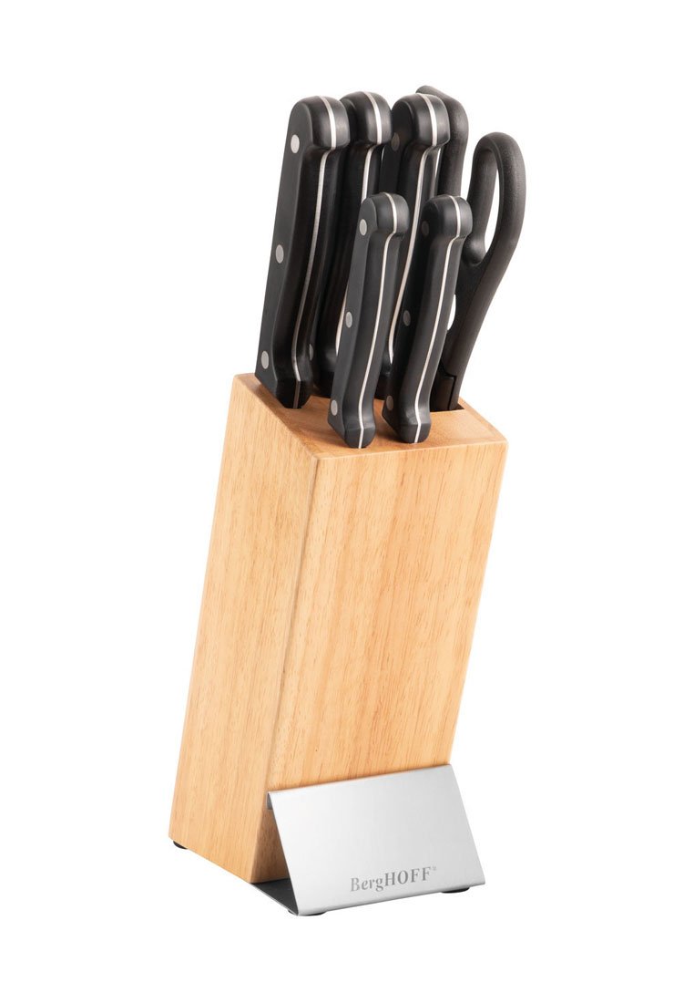 Juego de cuchillos en un bloque de madera con un acabado claro. Seis cuchillos negros con mangos remachados y acentos plateados, incluyendo tijeras, presentados en posición vertical.